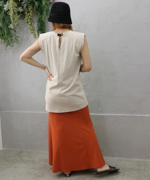 Sheson(シーズン)の「ショルダーパッドバックグログランチュニック(Tシャツ/カットソー・レディース・ホワイト/ブルー/ベージュ/ブラック・F)」の3枚目の写真