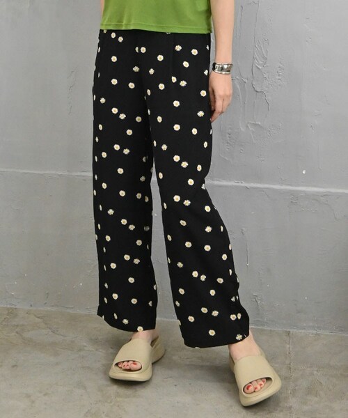 Sheson（シーズン）の「デイジーフラワーストレートパンツ（スラックス・レディース・レッド/グリーン/ブラック・F）」の2枚目の写真