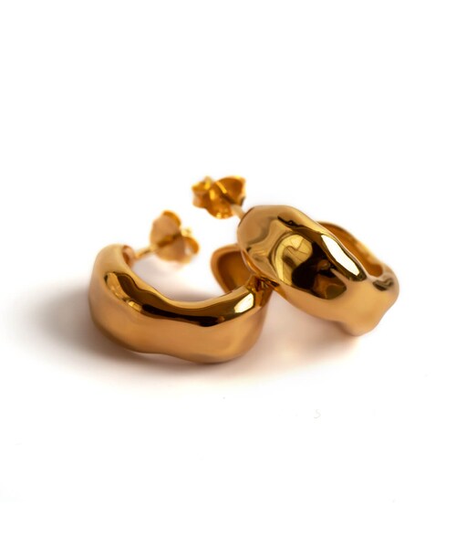 Ops.（オプス）の「Silver925 Hammered Arch Pierce MOLUNE-PE -モルン・ピアス-（ピアス（両耳用）・レディース・シルバー/イエローゴールド・ONE SIZE）」の2枚目の写真