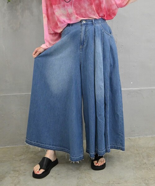 Sheson(シーズン)の「スカートライクフレアロングデニムパンツ(デニムパンツ・レディース・ブルー/ブラック・F)」の1枚目の写真
