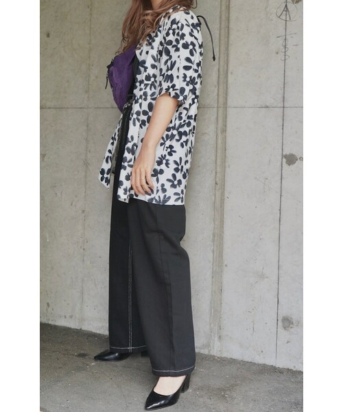 A.D.G(エーディージー)の「Black Flower Oversized Shirts (white)(タンクトップ・レディース・WHITE×BLACK・FREE)」の4枚目の写真