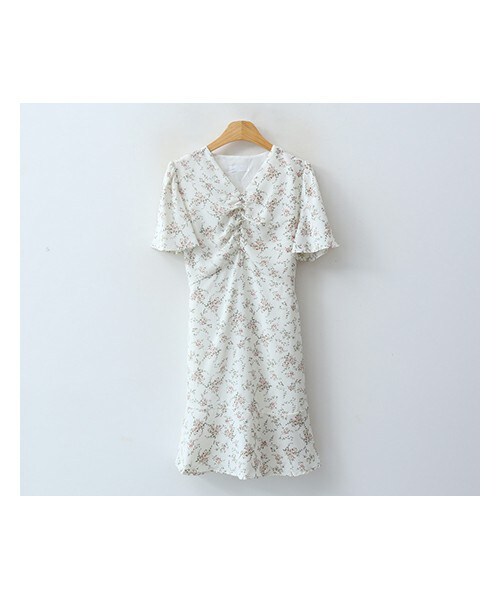 ENVYLOOK（エンビールック）の「Vネックバストシャーリング花柄半袖ミニワンピース（ワンピース・レディース・핑크/화이트・FREE(44-66)	）」の2枚目の写真