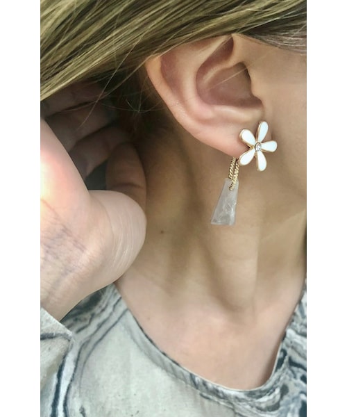 A.D.G(エーディージー)の「【handmade】retro flower×marble square pierce(white-greyge)(ピアス(両耳用)・レディース・ホワイト・FREE)」の1枚目の写真