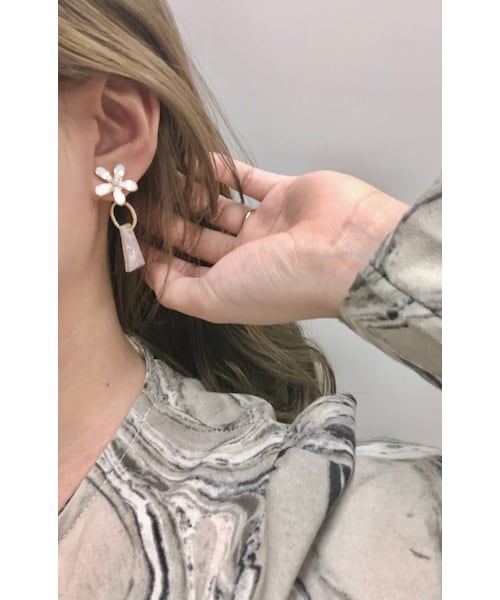 A.D.G(エーディージー)の「【handmade】retro flower×marble square pierce(white-greyge)(ピアス(両耳用)・レディース・ホワイト・FREE)」の2枚目の写真