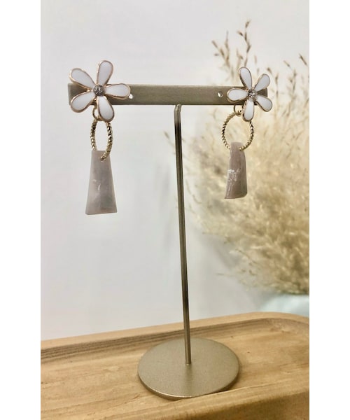 A.D.G(エーディージー)の「【handmade】retro flower×marble square pierce(white-greyge)(ピアス(両耳用)・レディース・ホワイト・FREE)」の3枚目の写真