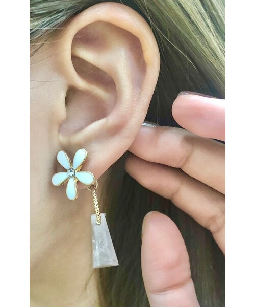 A.D.G(エーディージー)の「【handmade】retro flower×marble square pierce(white-greyge)(ピアス(両耳用)・レディース・ホワイト・FREE)」の4枚目の写真