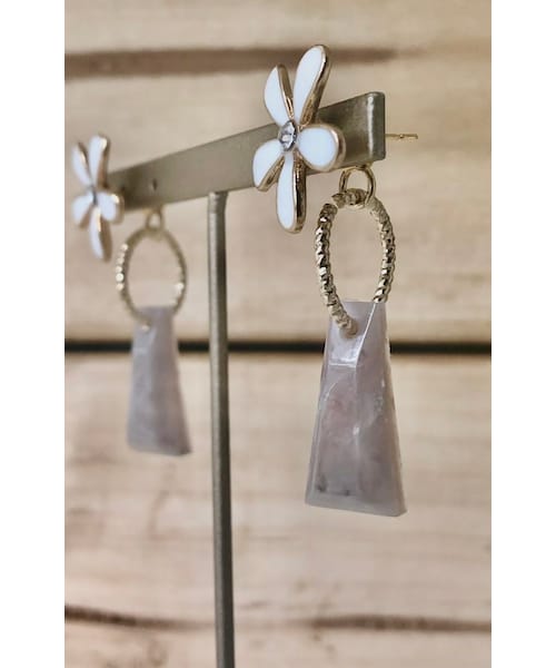 A.D.G(エーディージー)の「【handmade】retro flower×marble square pierce(white-greyge)(ピアス(両耳用)・レディース・ホワイト・FREE)」の5枚目の写真