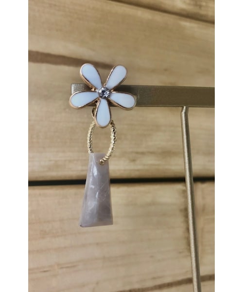 A.D.G(エーディージー)の「【handmade】retro flower×marble square pierce(white-greyge)(ピアス(両耳用)・レディース・ホワイト・FREE)」の6枚目の写真