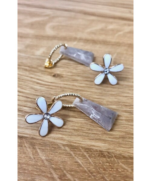 A.D.G(エーディージー)の「【handmade】retro flower×marble square pierce(white-greyge)(ピアス(両耳用)・レディース・ホワイト・FREE)」の10枚目の写真