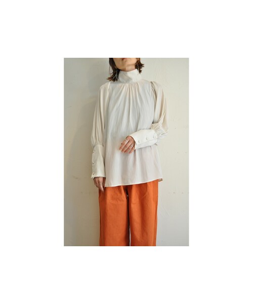 --（--）の「ハイネックブラウス（シャツ/ブラウス・レディース・ブルー/ベージュ/ピンク/レッド・one）」の2枚目の写真