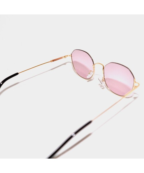 A.D.G(エーディージー)の「Asymme-Frame Tint Sunglass (purple lens-Gold frame)(サングラス・レディース・パープル・FREE)」の5枚目の写真