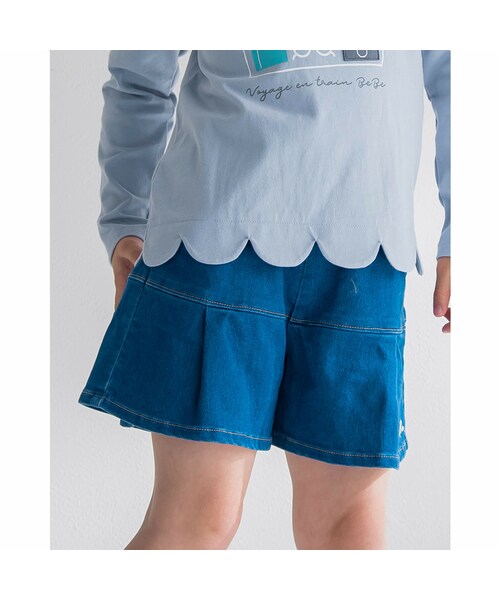 BeBe(ベベ)の「ジョグデニム 裾 タック ショートパンツ (90~150cm)(デニムパンツ・キッズ・ブルー・110)」の1枚目の写真