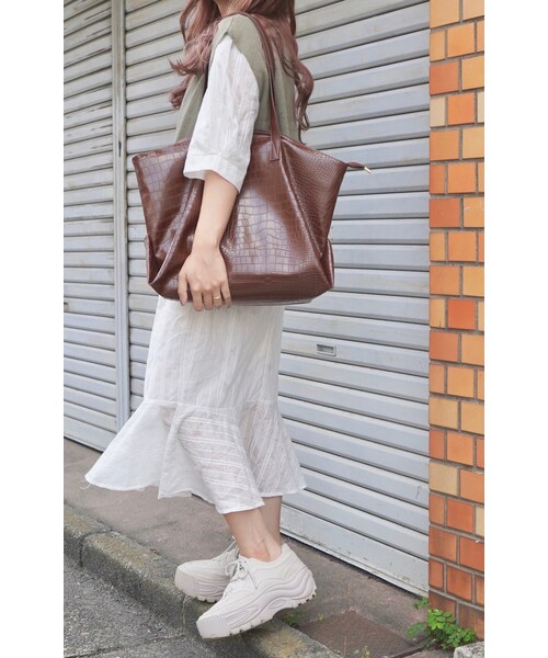 A.D.G（エーディージー）の「Croco-Touch Big Tote Bag (brown)（トートバッグ・レディース・ブラウン・FREE）」の2枚目の写真