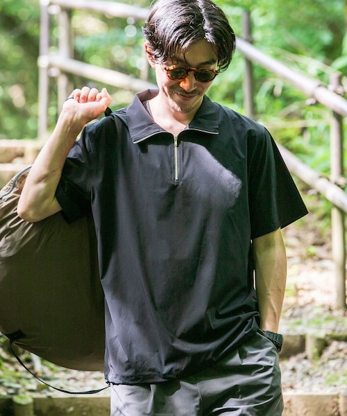 ITEMS URBANRESEARCH(アイテムズ アーバンリサーチ)の「シルキーナイロンハーフZIP多機能トップス(Tシャツ/カットソー・メンズ・CHA/BLK/NVY・M/L)」の1枚目の写真