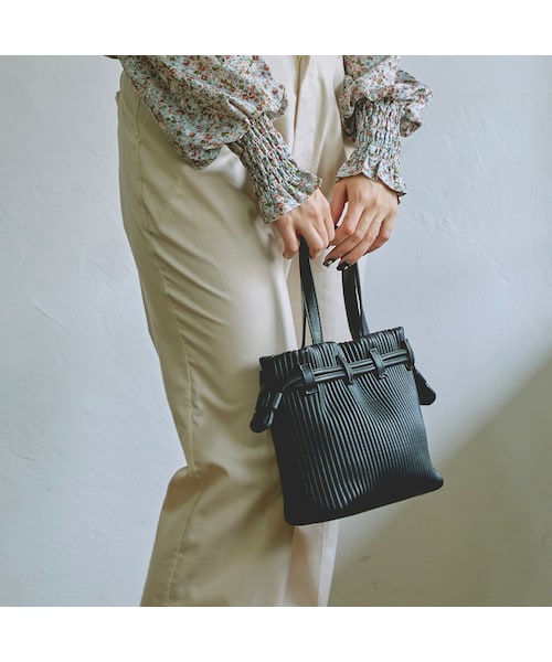 t a r o s u(タロス)の「2way leather bag(ハンドバッグ・レディース・ホワイト/ブラック・FREE)」の2枚目の写真