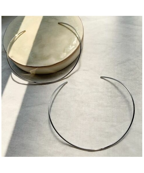 copine（コピン）の「WARP ROUND NECKLACE(2color)（チョーカー・レディース・シルバー/ゴールド・110×120mm）」の3枚目の写真