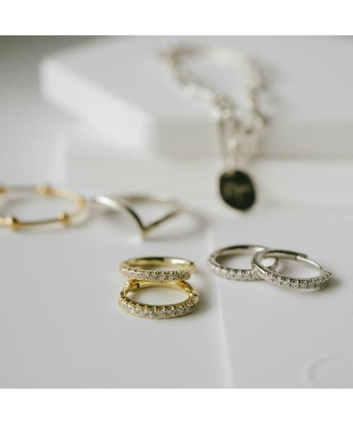 Ops.（オプス）の「フープピアス 小さめ ジルコニア KYKLOS-STR CV PAVE HOOP PIERCE -キクロス ストレート-（ピアス（両耳用）・レディース・シルバー/ゴールド・ONE SIZE）」の2枚目の写真