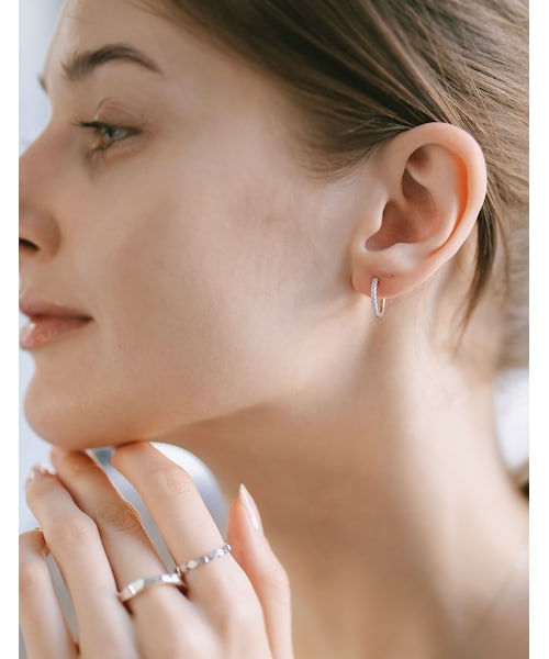 Ops.（オプス）の「フープピアス 小さめ ジルコニア KYKLOS-STR CV PAVE HOOP PIERCE -キクロス ストレート-（ピアス（両耳用）・レディース・シルバー/ゴールド・ONE SIZE）」の4枚目の写真