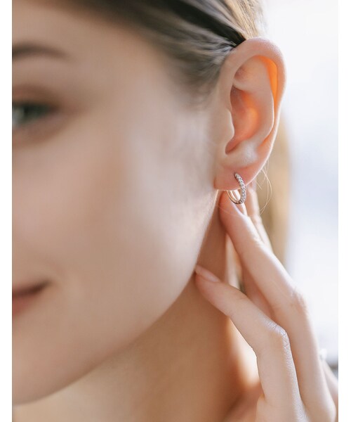 Ops.（オプス）の「フープピアス 小さめ ジルコニア KYKLOS-STR CV PAVE HOOP PIERCE -キクロス ストレート-（ピアス（両耳用）・レディース・シルバー/ゴールド・ONE SIZE）」の5枚目の写真