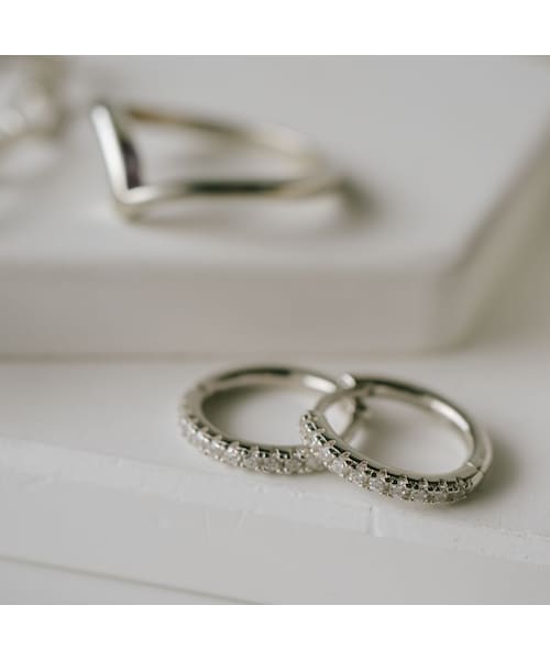 Ops.（オプス）の「フープピアス 小さめ ジルコニア KYKLOS-STR CV PAVE HOOP PIERCE -キクロス ストレート-（ピアス（両耳用）・レディース・シルバー/ゴールド・ONE SIZE）」の7枚目の写真