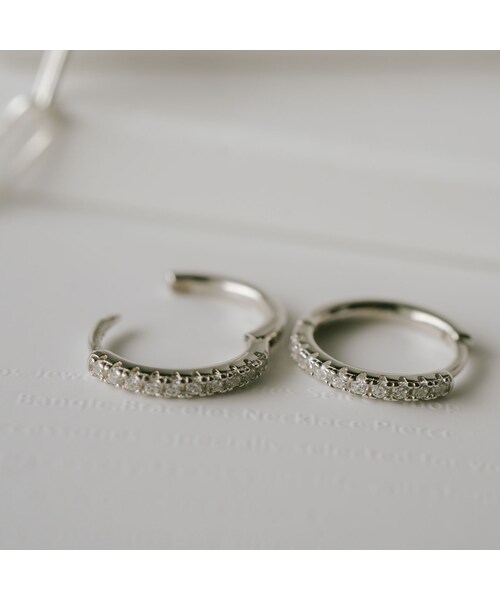 Ops.（オプス）の「フープピアス 小さめ ジルコニア KYKLOS-STR CV PAVE HOOP PIERCE -キクロス ストレート-（ピアス（両耳用）・レディース・シルバー/ゴールド・ONE SIZE）」の8枚目の写真