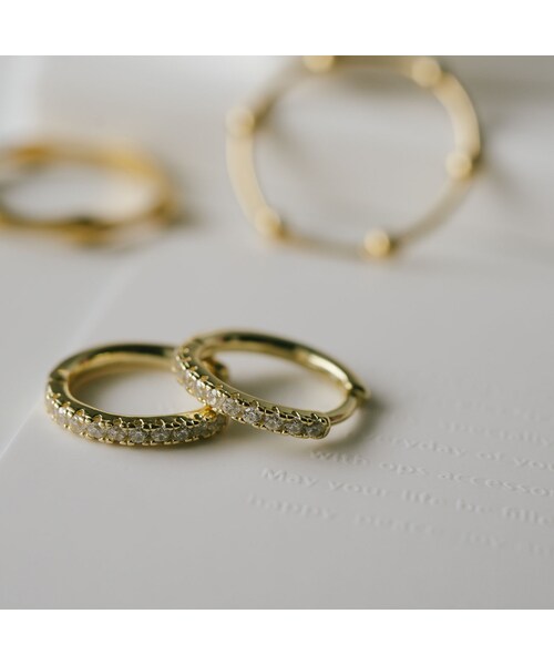 Ops.（オプス）の「フープピアス 小さめ ジルコニア KYKLOS-STR CV PAVE HOOP PIERCE -キクロス ストレート-（ピアス（両耳用）・レディース・シルバー/ゴールド・ONE SIZE）」の18枚目の写真