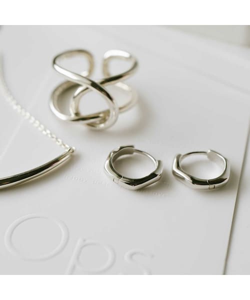 Ops.（オプス）の「フープピアス 小さめ ウェーブ KYKLOS-WAVE HOOP PIERCE -キクロス ウェーブ-（ピアス（両耳用）・レディース・シルバー/ゴールド・ONE SIZE）」の2枚目の写真