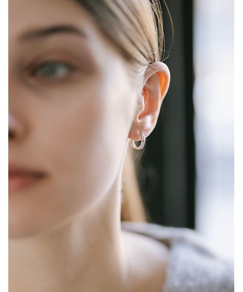 Ops.（オプス）の「フープピアス 小さめ ウェーブ KYKLOS-WAVE HOOP PIERCE -キクロス ウェーブ-（ピアス（両耳用）・レディース・シルバー/ゴールド・ONE SIZE）」の4枚目の写真