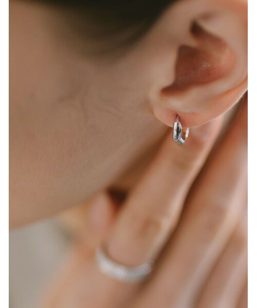 Ops.（オプス）の「フープピアス 小さめ ウェーブ KYKLOS-WAVE HOOP PIERCE -キクロス ウェーブ-（ピアス（両耳用）・レディース・シルバー/ゴールド・ONE SIZE）」の5枚目の写真