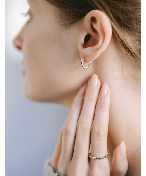 Ops.（オプス）の「フープピアス 小さめ ウェーブ KYKLOS-WAVE HOOP PIERCE -キクロス ウェーブ-（ピアス（両耳用）・レディース・シルバー/ゴールド・ONE SIZE）」の6枚目の写真