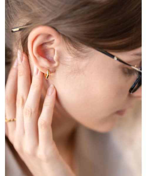 Ops.（オプス）の「フープピアス 小さめ ウェーブ KYKLOS-WAVE HOOP PIERCE -キクロス ウェーブ-（ピアス（両耳用）・レディース・シルバー/ゴールド・ONE SIZE）」の13枚目の写真