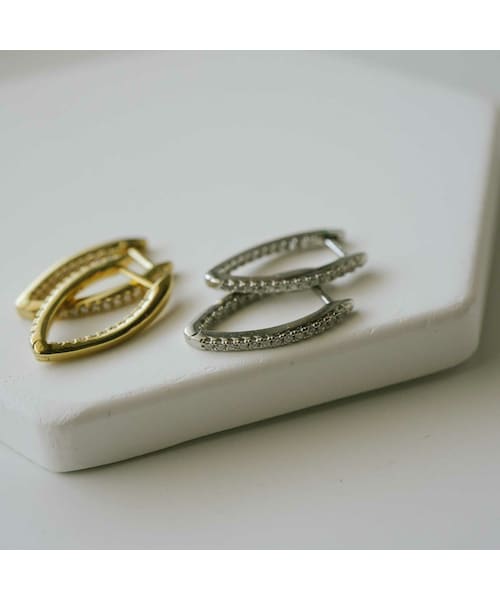 Ops.（オプス）の「フープピアス ジルコニア キラキラ V字シェイプ KYKLOS-WEG HOOP PIERCE -キクロス ウェッジ-（ピアス（両耳用）・レディース・シルバー/ゴールド・ONE SIZE）」の2枚目の写真