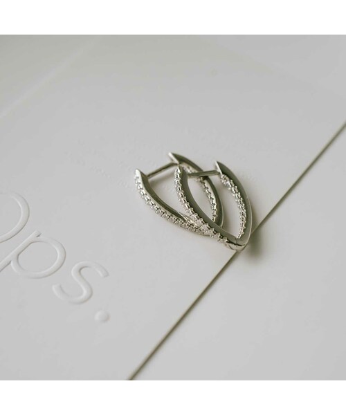 Ops.（オプス）の「フープピアス ジルコニア キラキラ V字シェイプ KYKLOS-WEG HOOP PIERCE -キクロス ウェッジ-（ピアス（両耳用）・レディース・シルバー/ゴールド・ONE SIZE）」の11枚目の写真