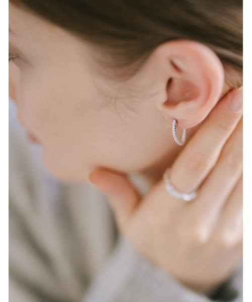 Ops.（オプス）の「フープピアス ジルコニア キラキラ V字シェイプ KYKLOS-WEG HOOP PIERCE -キクロス ウェッジ-（ピアス（両耳用）・レディース・シルバー/ゴールド・ONE SIZE）」の4枚目の写真