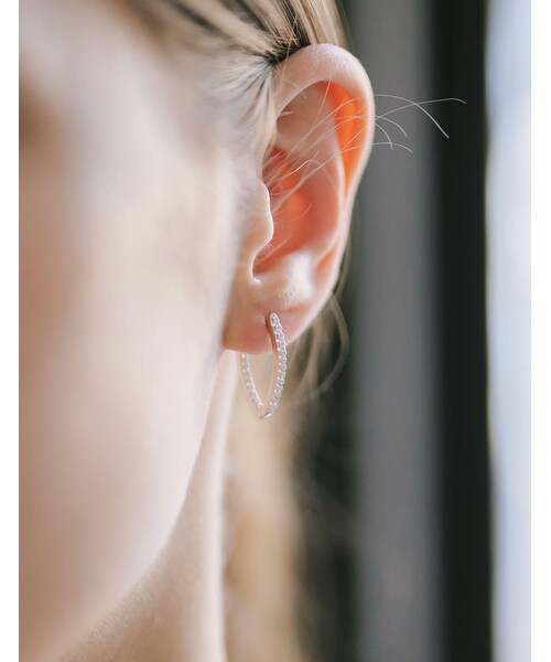 Ops.（オプス）の「フープピアス ジルコニア キラキラ V字シェイプ KYKLOS-WEG HOOP PIERCE -キクロス ウェッジ-（ピアス（両耳用）・レディース・シルバー/ゴールド・ONE SIZE）」の5枚目の写真