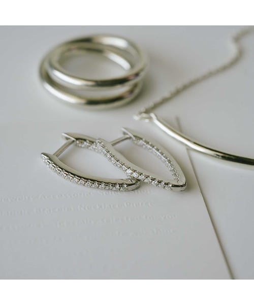 Ops.（オプス）の「フープピアス ジルコニア キラキラ V字シェイプ KYKLOS-WEG HOOP PIERCE -キクロス ウェッジ-（ピアス（両耳用）・レディース・シルバー/ゴールド・ONE SIZE）」の7枚目の写真