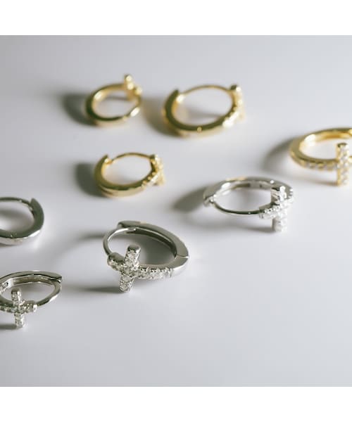 Ops.（オプス）の「フープピアス 小さめ ジルコニア クロス KYKLOS-CROS CV PAVE HOOP PIERCE -キクロス クロス-（ピアス（両耳用）・レディース・シルバー/ゴールド・13mm/10mm）」の2枚目の写真