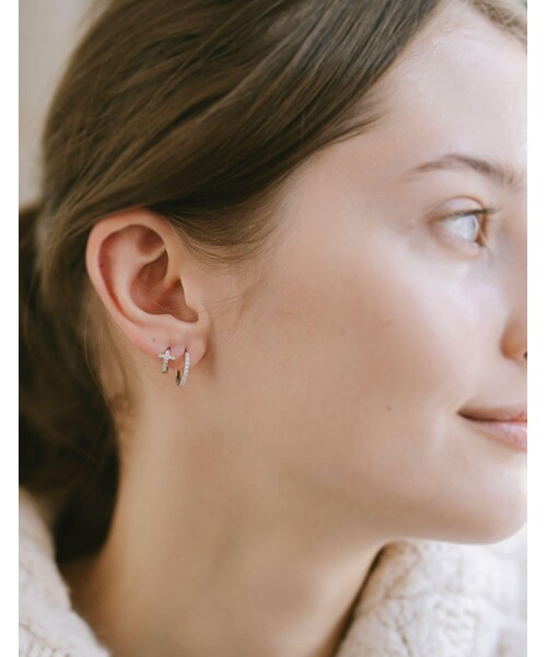 Ops.（オプス）の「フープピアス 小さめ ジルコニア クロス KYKLOS-CROS CV PAVE HOOP PIERCE -キクロス クロス-（ピアス（両耳用）・レディース・シルバー/ゴールド・13mm/10mm）」の4枚目の写真