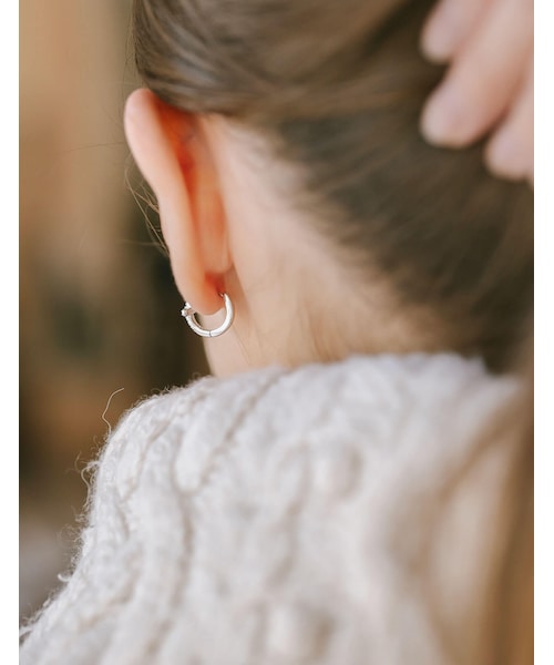 Ops.（オプス）の「フープピアス 小さめ ジルコニア クロス KYKLOS-CROS CV PAVE HOOP PIERCE -キクロス クロス-（ピアス（両耳用）・レディース・シルバー/ゴールド・13mm/10mm）」の5枚目の写真