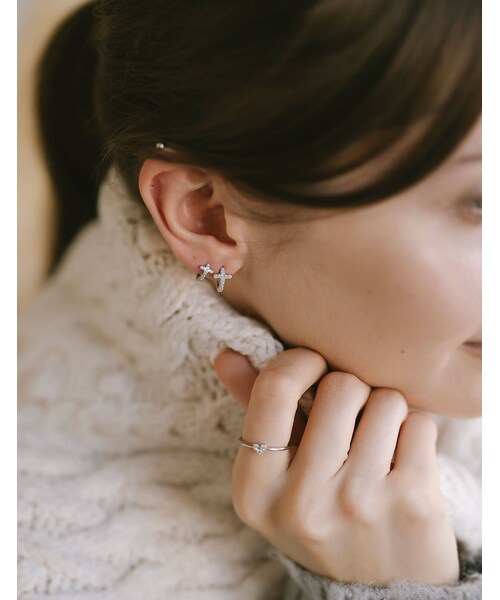 Ops.（オプス）の「フープピアス 小さめ ジルコニア クロス KYKLOS-CROS CV PAVE HOOP PIERCE -キクロス クロス-（ピアス（両耳用）・レディース・シルバー/ゴールド・13mm/10mm）」の6枚目の写真