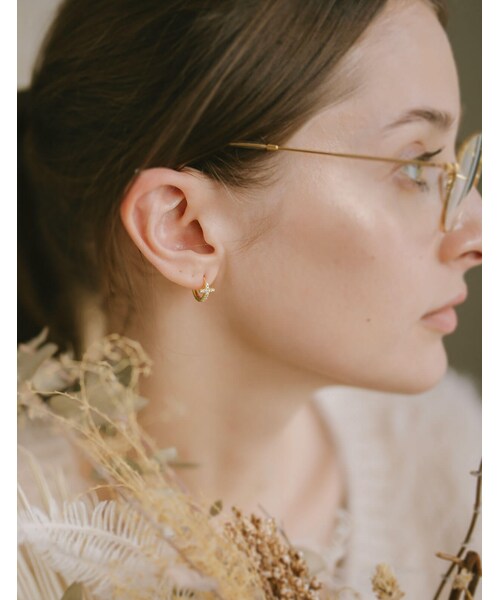 Ops.（オプス）の「フープピアス 小さめ ジルコニア クロス KYKLOS-CROS CV PAVE HOOP PIERCE -キクロス クロス-（ピアス（両耳用）・レディース・シルバー/ゴールド・13mm/10mm）」の11枚目の写真