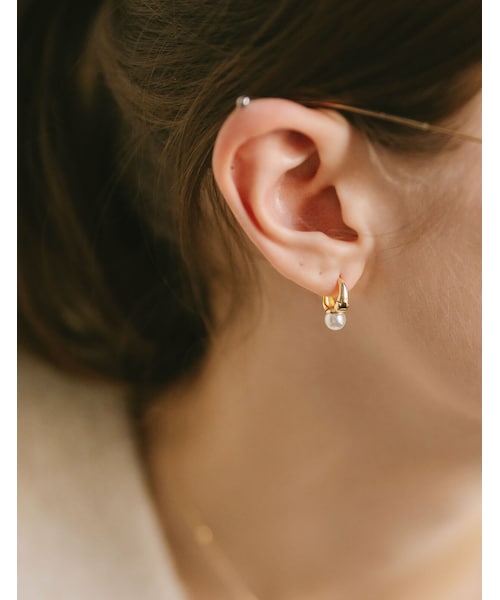 Ops.（オプス）の「パール フープピアス ぶら下がり 小さめ KYKLOS-PEARL HOOP PIERCE -キクロス パール-（ピアス（両耳用）・レディース・ゴールド・ONE SIZE）」の4枚目の写真