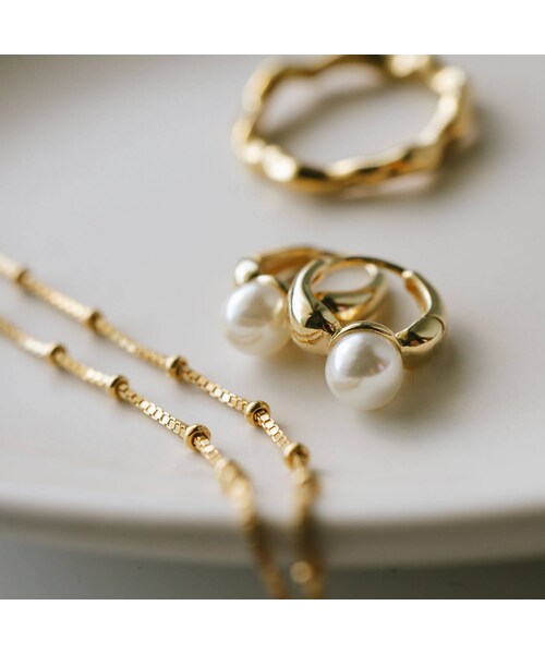 Ops.（オプス）の「パール フープピアス ぶら下がり 小さめ KYKLOS-PEARL HOOP PIERCE -キクロス パール-（ピアス（両耳用）・レディース・ゴールド・ONE SIZE）」の5枚目の写真