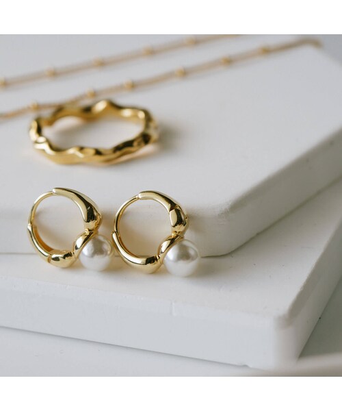 Ops.（オプス）の「パール フープピアス ぶら下がり 小さめ KYKLOS-PEARL HOOP PIERCE -キクロス パール-（ピアス（両耳用）・レディース・ゴールド・ONE SIZE）」の6枚目の写真