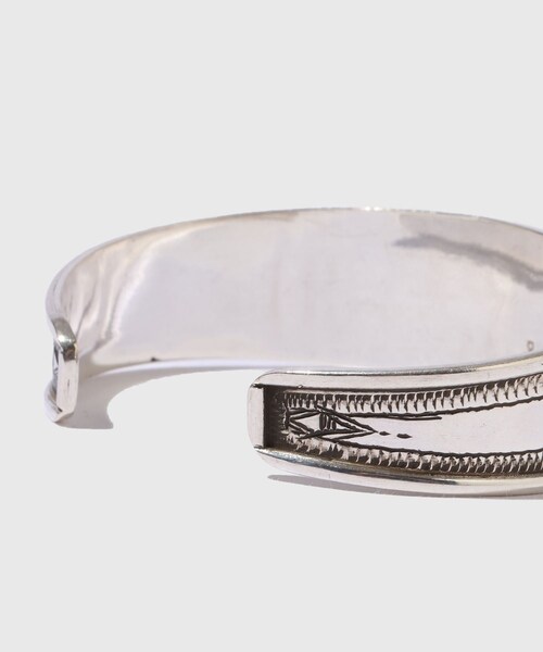 ADAM ET ROPE'(アダムエロペ)の「【Adawat'n Tuareg/アダワット トゥアレグ】Lbhar(バングル/リストバンド・メンズ・シルバー・F)」の7枚目の写真