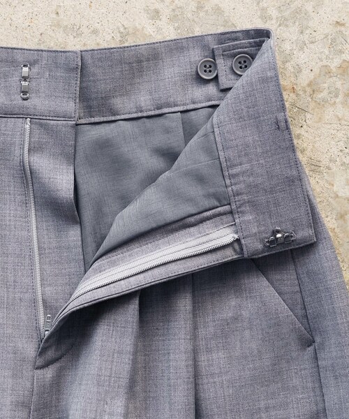 SIWEM（シウム）の「WIDE BELT TUCK PANTS（スラックス）」 - WEAR