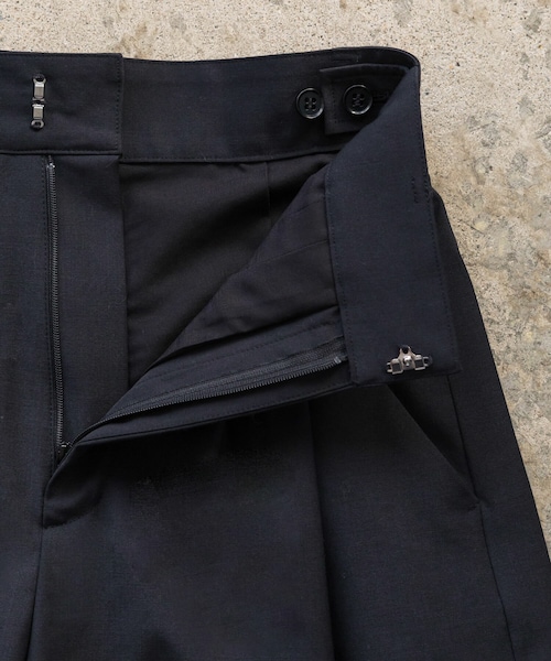 SIWEM（シウム）の「WIDE BELT TUCK PANTS（スラックス）」 - WEAR