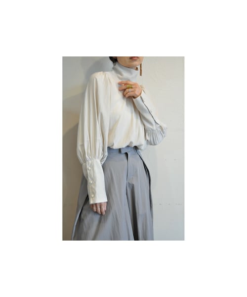 --（--）の「ハイネックブラウス（シャツ/ブラウス・レディース・ブラウン/グレー/ホワイト/ピンク/レッド/イエロー・one）」の2枚目の写真