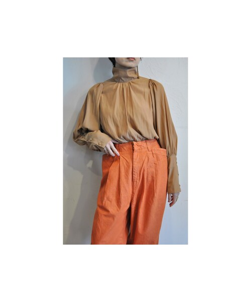 --（--）の「ハイネックブラウス（シャツ/ブラウス・レディース・ブラウン/グレー/ホワイト/ピンク/レッド/イエロー・one）」の4枚目の写真