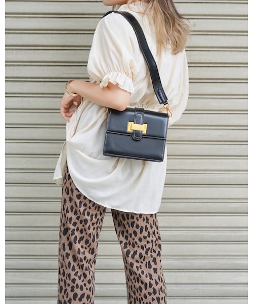 A.D.G(エーディージー)の「2strap Gold Buckle Square Bag (black)(ショルダーバッグ・レディース・ブラック・FREE)」の4枚目の写真